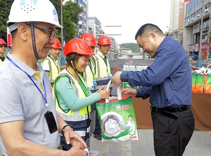 肖林董事長看望慰問劍南路改造項目建設者